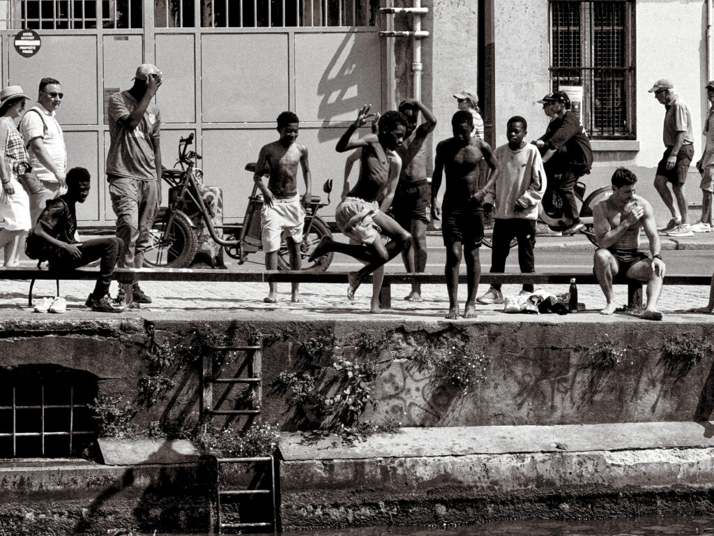 Enfants plongeant dans l'eau lors de la canicule.