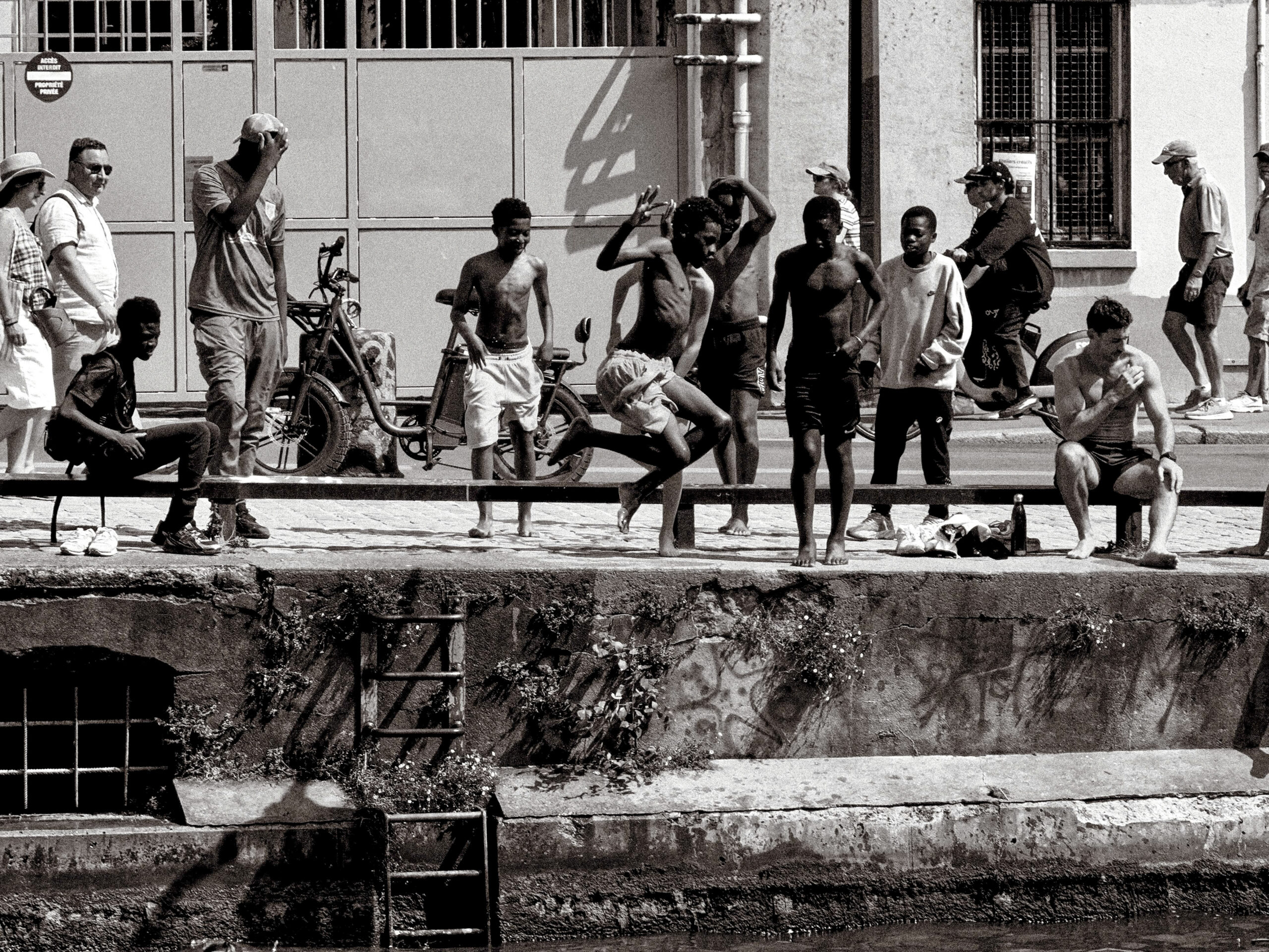 Enfants plongeant dans l'eau lors de la canicule.