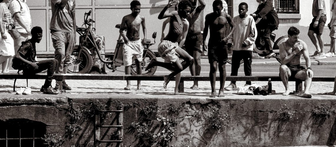 Enfants plongeant dans l'eau lors de la canicule.