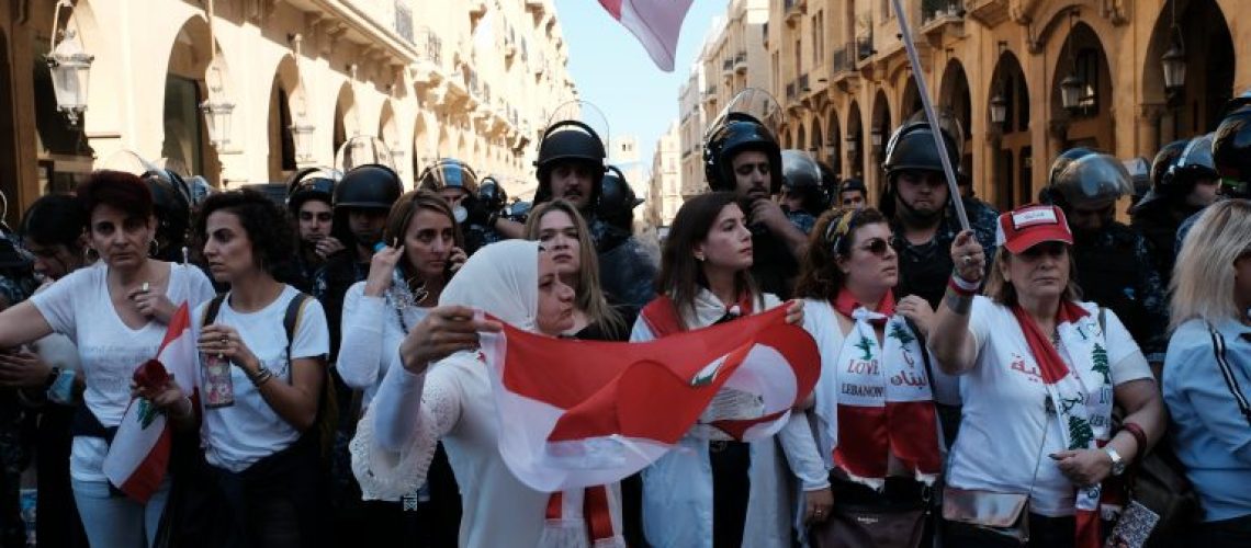 femmes libanaises dans les manifestations contre le gouvernement